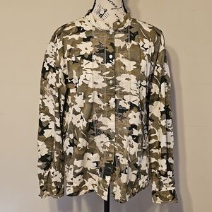 GREEK KEY & BUTTERFLY BUTTON DOWN BLOUSE!! HOW CHIC 🤗